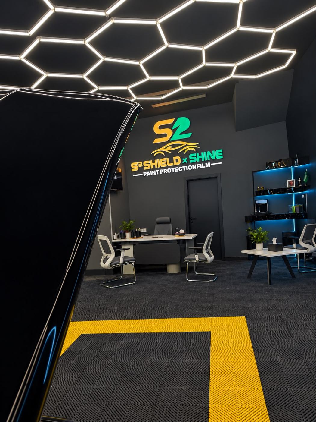 مكتب الاستقبال في S² SHIELD x SHINE مع الشعار المضيء